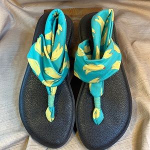 Sanuk almost NEW yoga mat great sandals